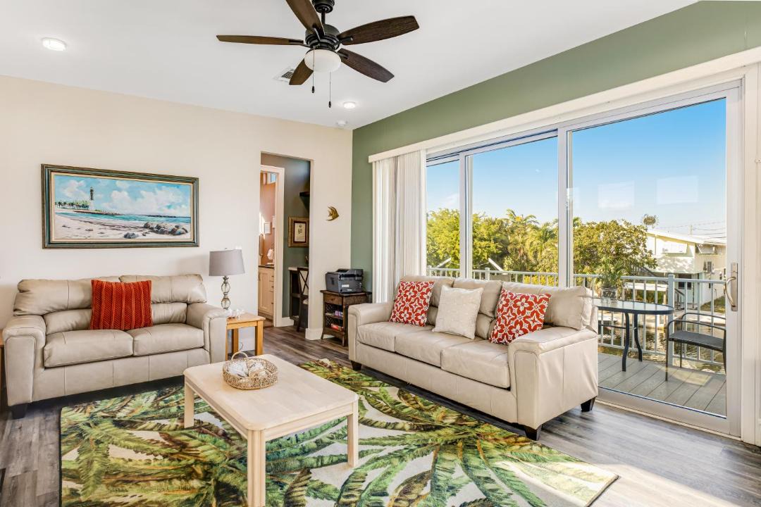 Photo of Livingroom in Doctor's Arm