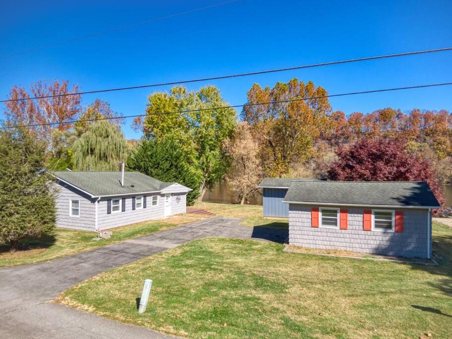 Photo of Buildings in Belspring