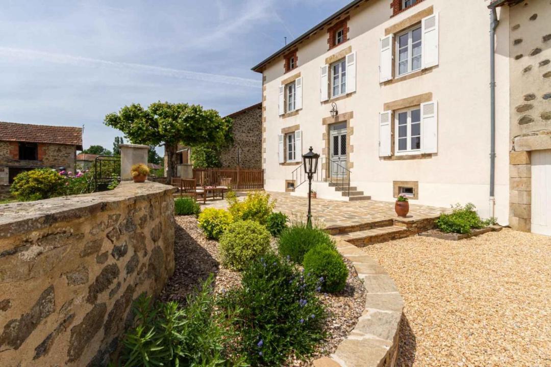 Photo of Buildings in Burgnac