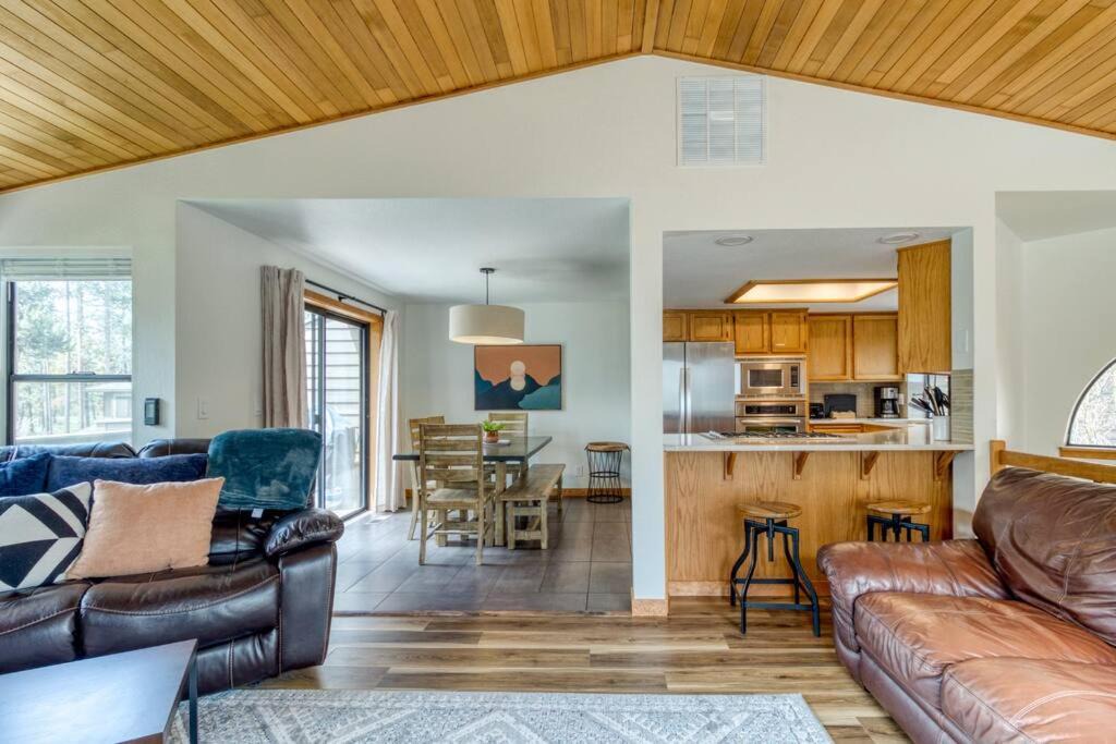 Photo of Livingroom in Sunriver