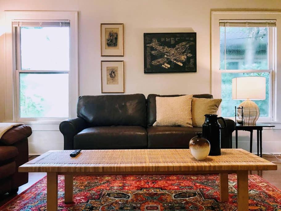 Photo of Livingroom in Neartown