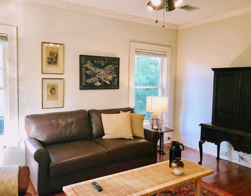 Photo of Livingroom in Neartown