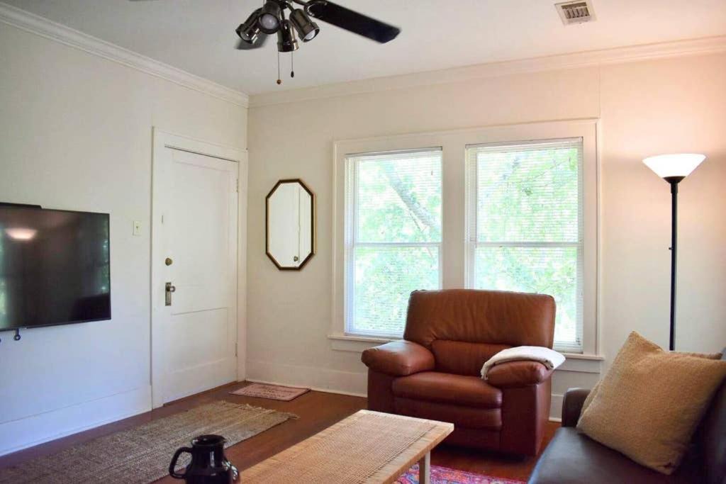 Photo of Livingroom in Neartown