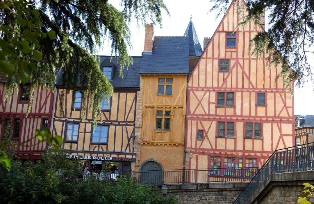 Photo of Buildings in Flore