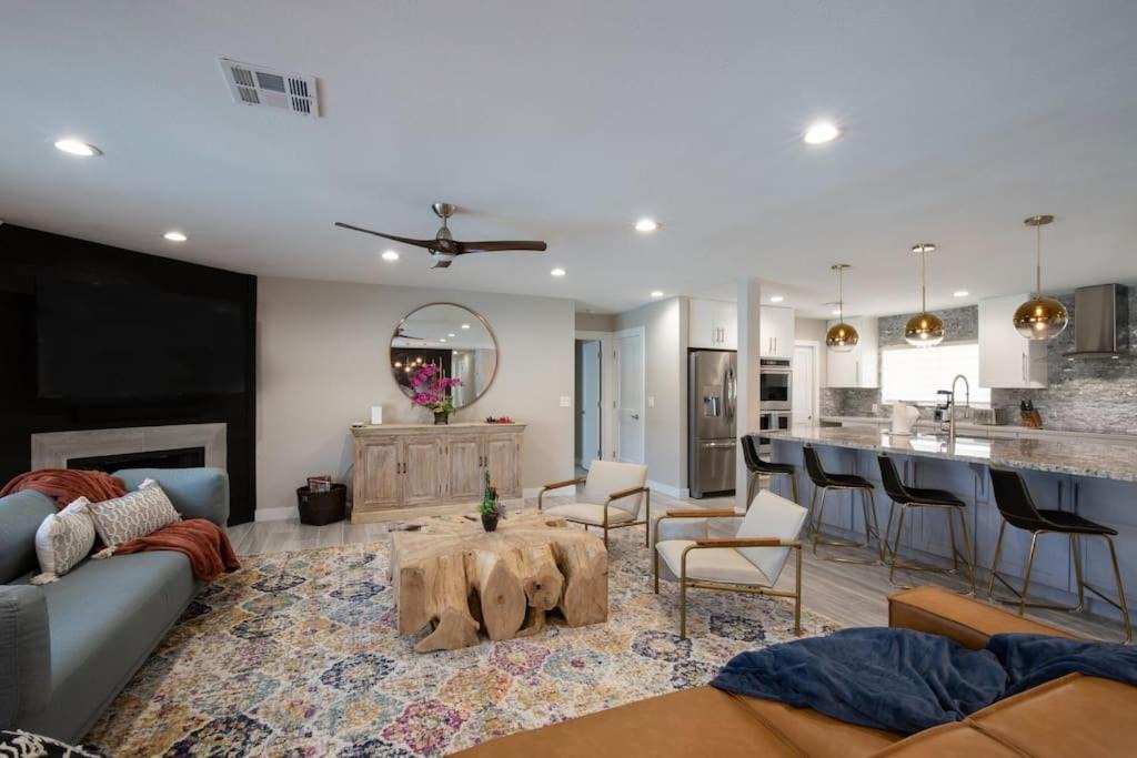 Photo of Livingroom in Paradise Valley Village