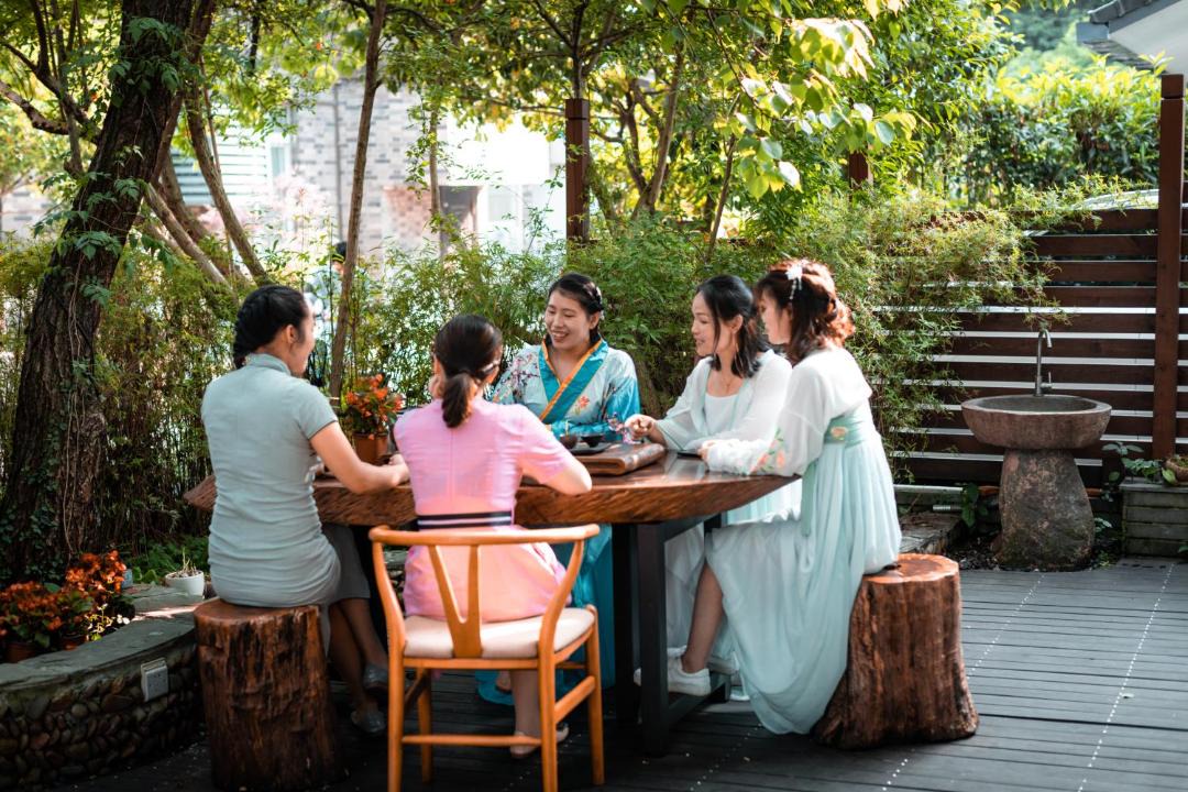 Photo of Human In Picture in Xihu