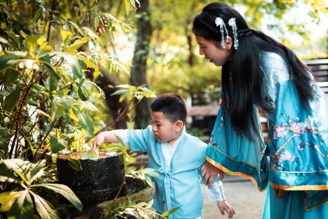 Photo of Human In Picture in Xihu