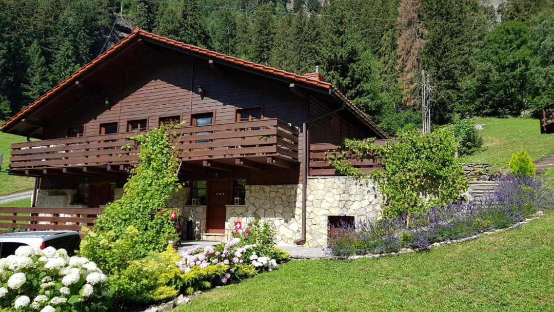 Photo of Buildings in Wassen