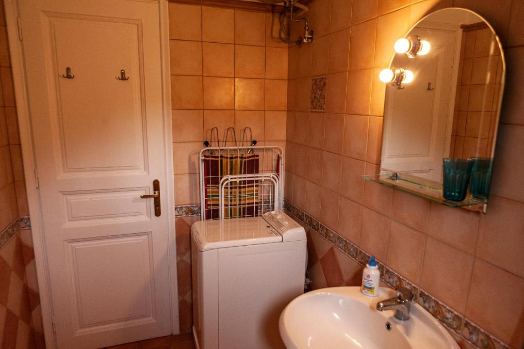 Photo of Bathroom in Paleopolis