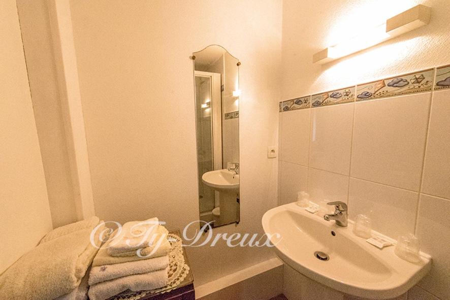 Photo of Bathroom in Saint-Thegonnec Loc-Eguiner