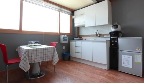 Room (Room 402)