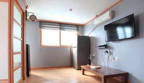 Room (Room 301)