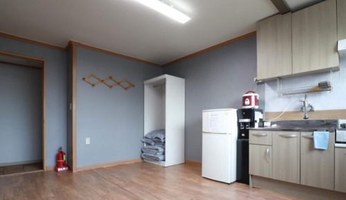 Room (Room 202)