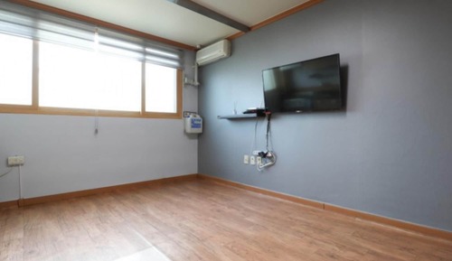 Room (Room 302)