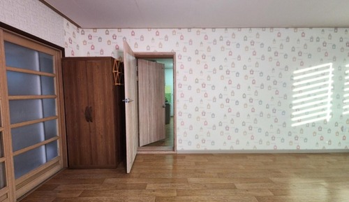 Room (Room 102)