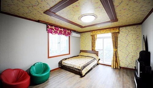 Room (Nest of wheat grains)