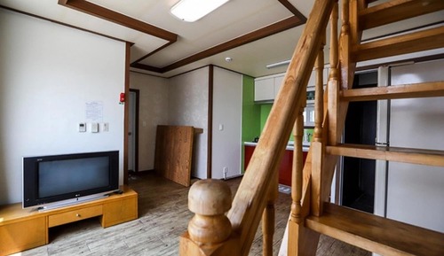 Room (8 building room 201 (89m B))