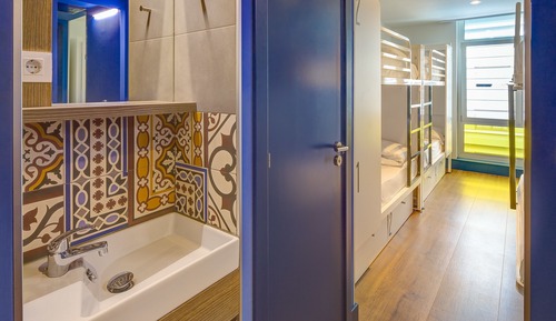 Bed in Six Bedded Mixed Room Private Bathroom 
