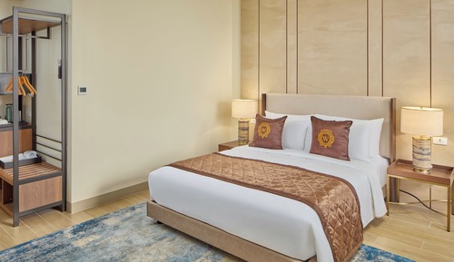 Premier Room Queen with Free Scheduled Airport Shuttle Service
