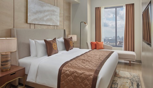 Executive 1 Bedroom Suite with Free Scheduled Airport Shuttle Service
