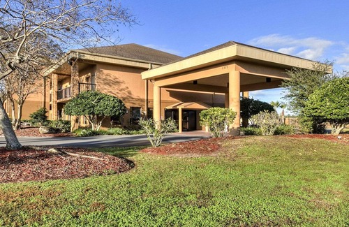 North Weeki Wachee Hotel | Quality Inn - Weeki Wachee