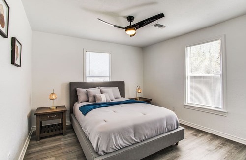 Cedar Hill House | Retreat On The Hill w/1 King Bed and 2 Queen Beds