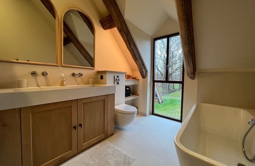 Neung-sur-Beuvron House | Superbe Propriété, 10 Couchages, 6 Chambres, Piscine, vue sur Étang
