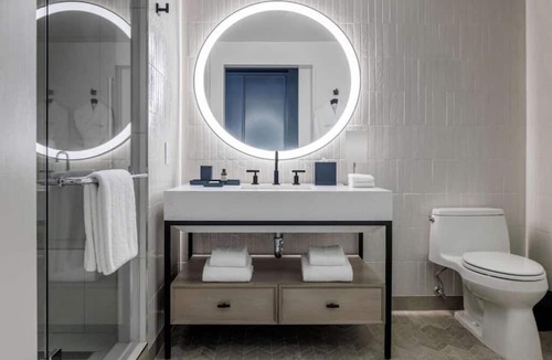 Near Northeast Apartment | King Room Near Le Clou French Restaurant WDC