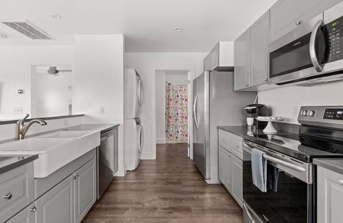 Hope Gardens Condo | Wanderer's Retreat ~ Mins to Downtown & Broadway ~ Garage Parking ~ Private Entrance ~ Trendy Area