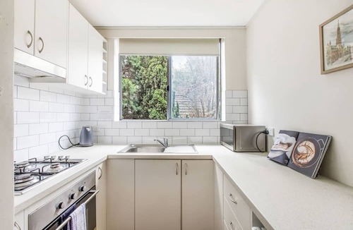 St. Kilda East Apartment | The Leafy LandsdowneA Cosy Poolside Studio