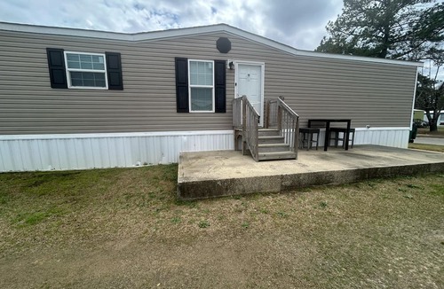 Florence House | 3-bedroom mobile home in peaceful Florence with AC, WiFi