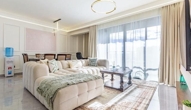 Family-Friendly Haven with Amenities|Stunning Views| 5-Min Walk to Shopping Mall